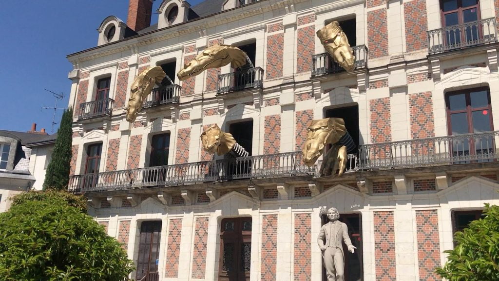 dragon heads point out of the windows of Maison de la Magie