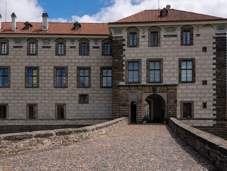 Nelahozeves Castle-2 Nelahozeves Castle bridge and entrance