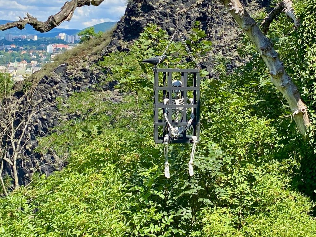 Strekov Castle Prisoner - 1 a mock skeleton in a cage at Stroke Castle