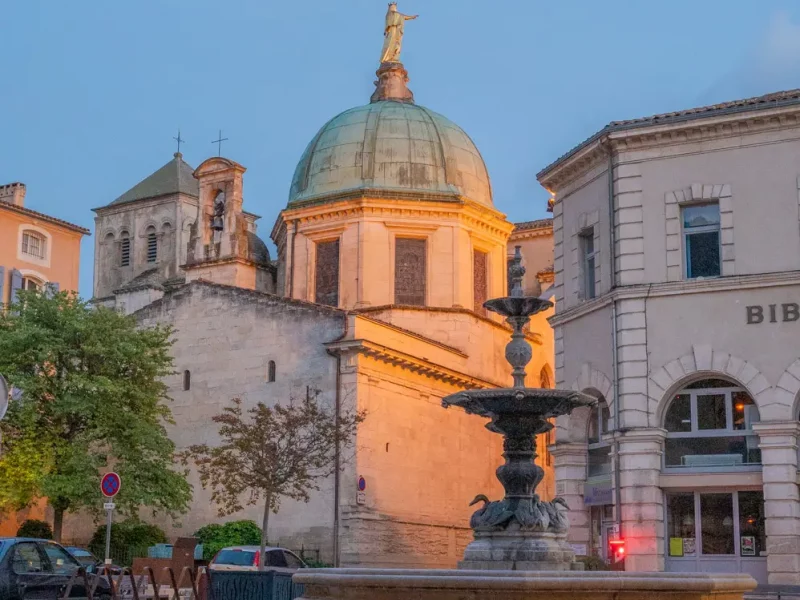 Apt fountain and Church