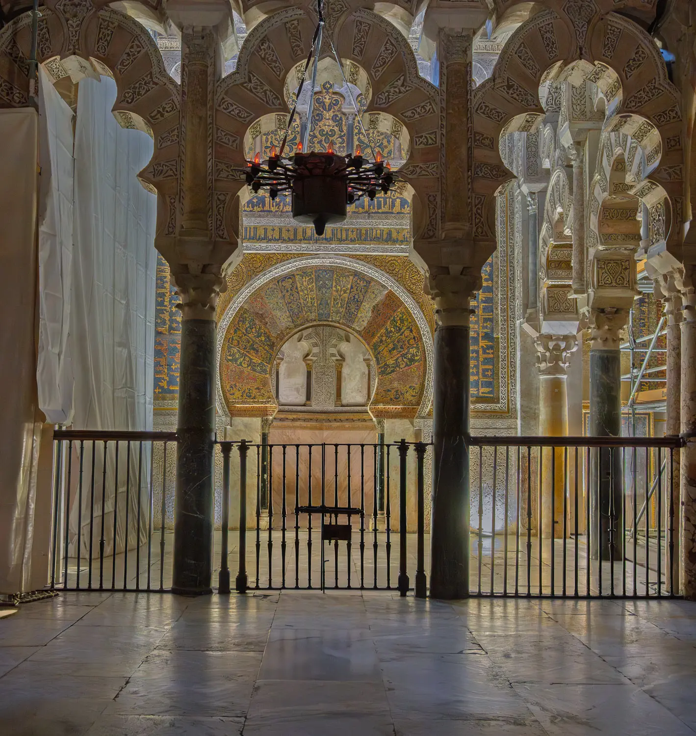 CORDOBA MAQSURA ARCHES AND MIHRAB